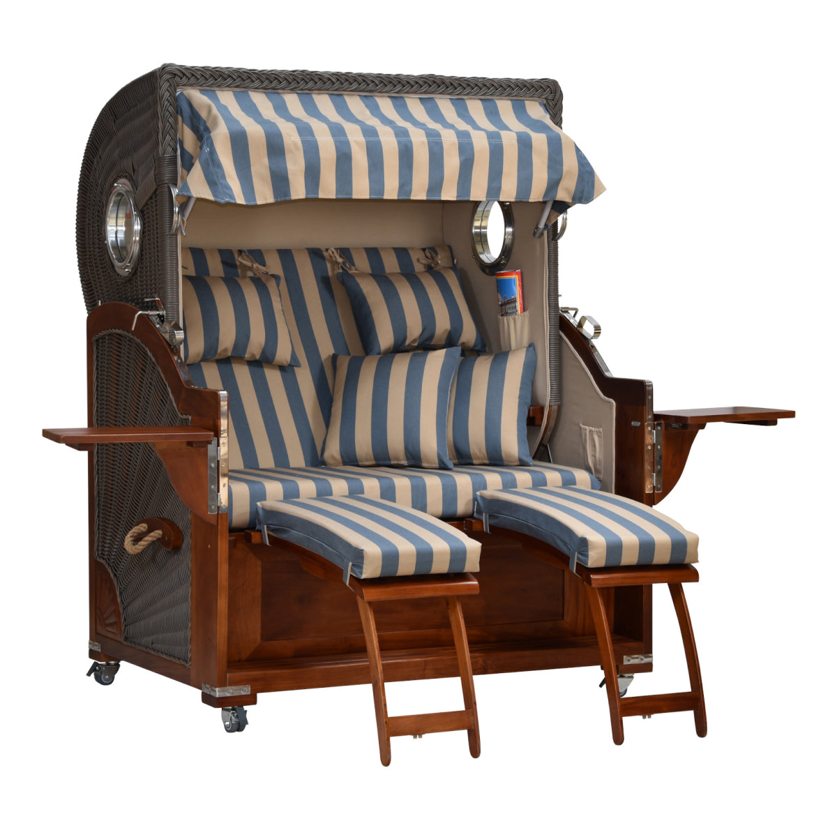 Strandkorb gestreift leicht seitliche Ansicht ausgezogene Beinstützen ausgeklappte Tische.