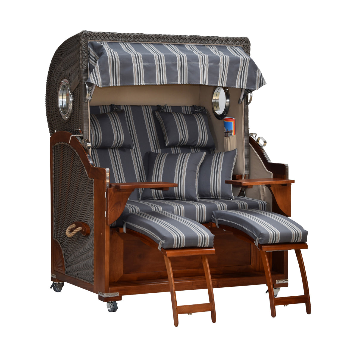 Strandkorb gestreift leicht seitliche Ansicht ausgezogene Beinstützen.