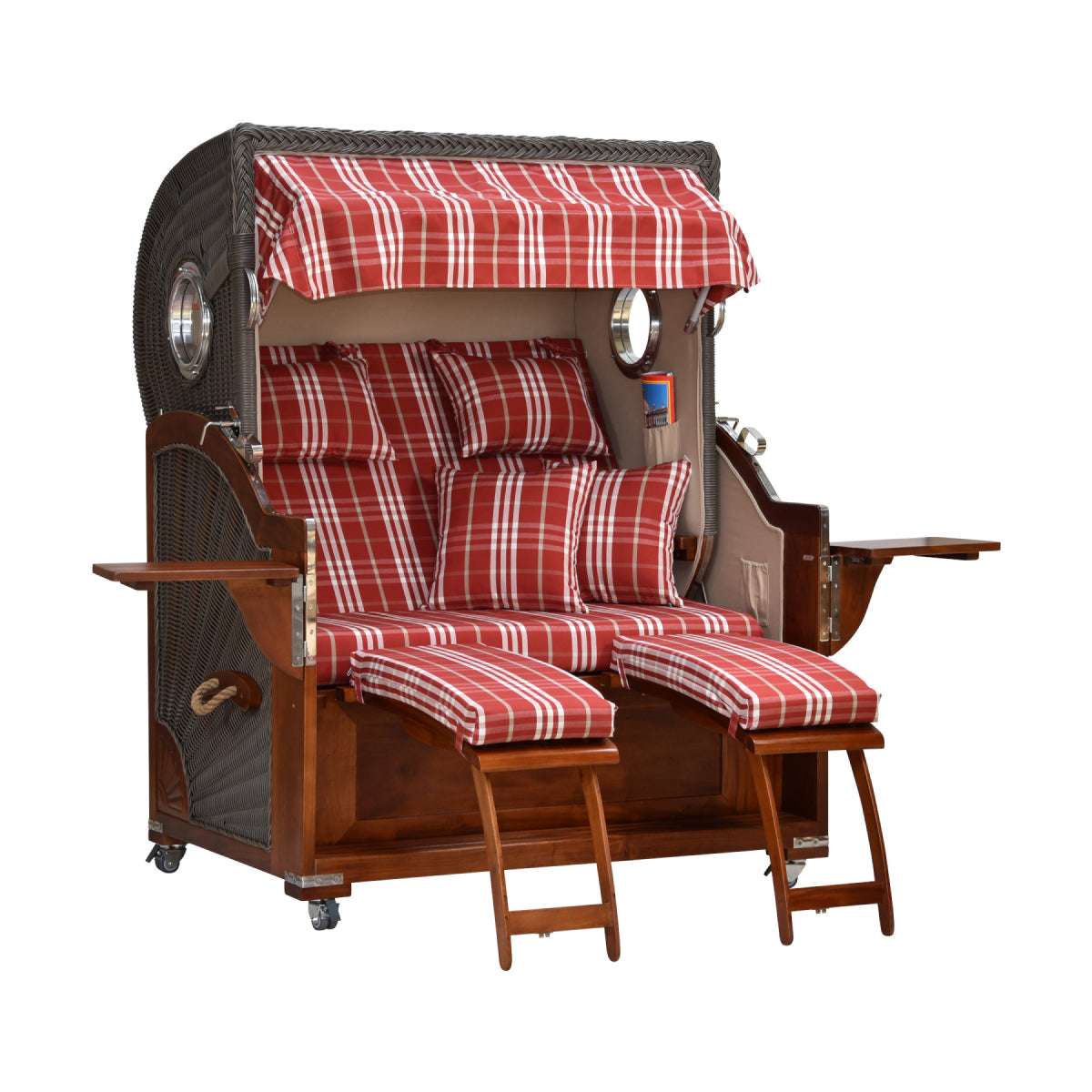 Strandkorb kariert leicht seitliche Ansicht ausgezogene Beinstützen und ausgeklappte Tische..