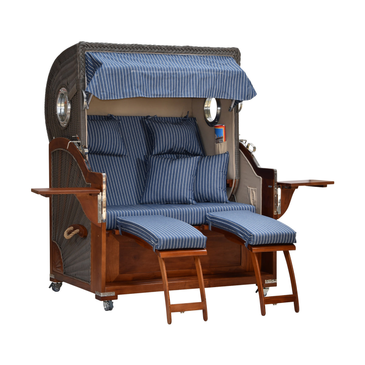 Strandkorb gestreift leicht seitliche Ansicht ausgezogene Beinstützen und ausgeklappte Tische.