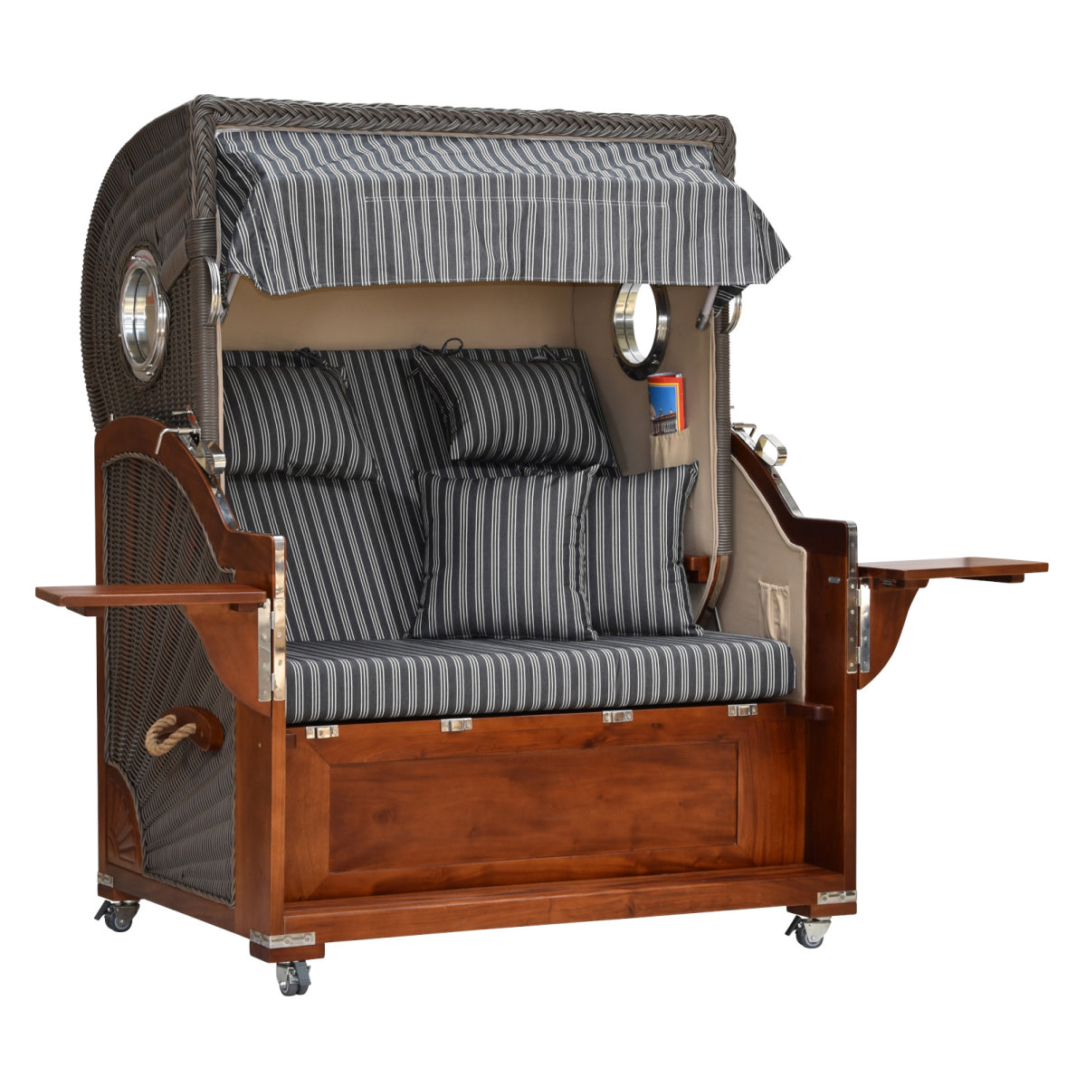 Strandkorb gestreift leicht seitliche Ansicht ausgeklappte Tische.