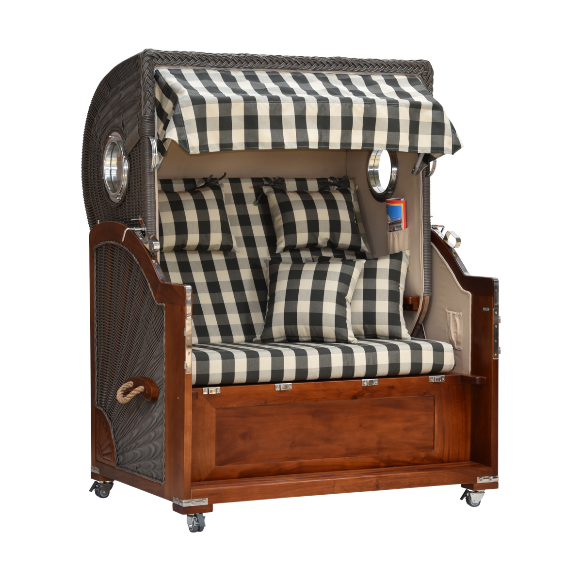 Strandkorb kariert leicht seitliche Ansicht.