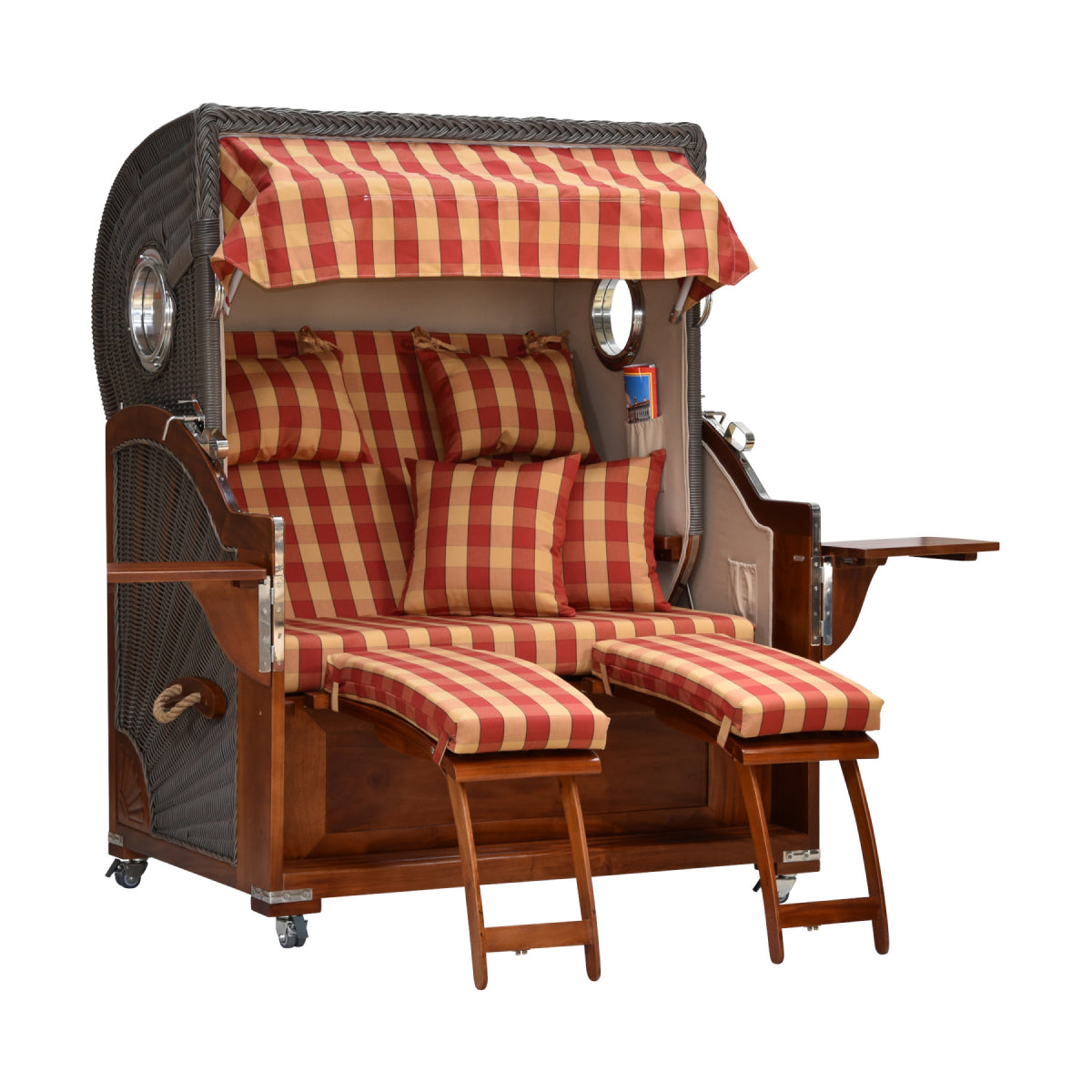 Strandkorb kariert seitliche Ansicht ausgezogene Beinstützen und ausgeklappte Tische.