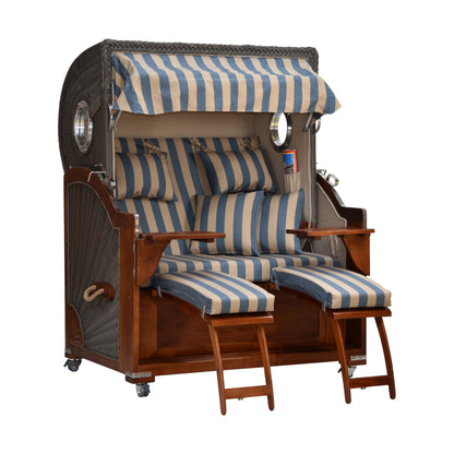 Strandkorb gestreift leicht seitliche Ansicht ausgezogene Beinstützen.