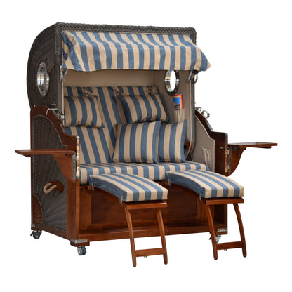 Strandkorb gestreift leicht seitliche Ansicht ausgezogene Beinstützen ausgeklappte Tische.