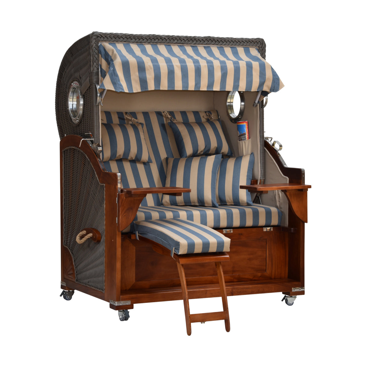 Strandkorb gestreift leicht seitliche Ansicht ausgezogene Beinstütze.