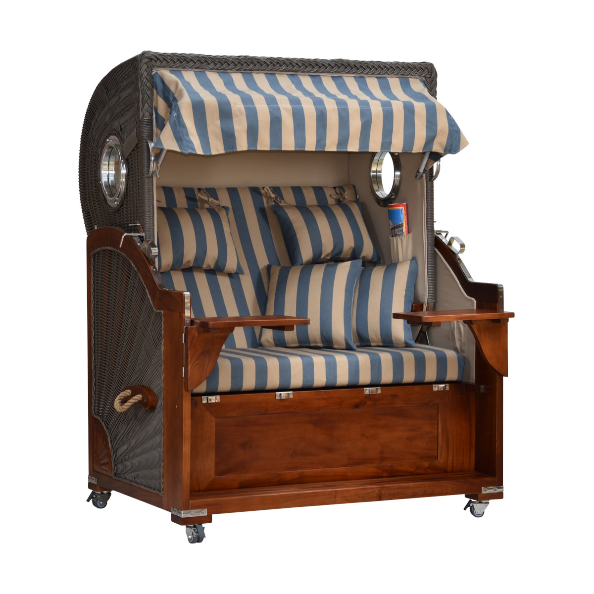 Strandkorb gestreift leicht seitliche Ansicht.