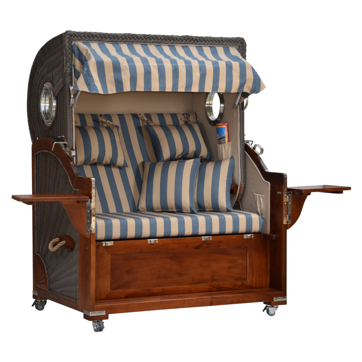 Strandkorb gestreift leicht seitliche Ansicht ausgeklappte Tische.