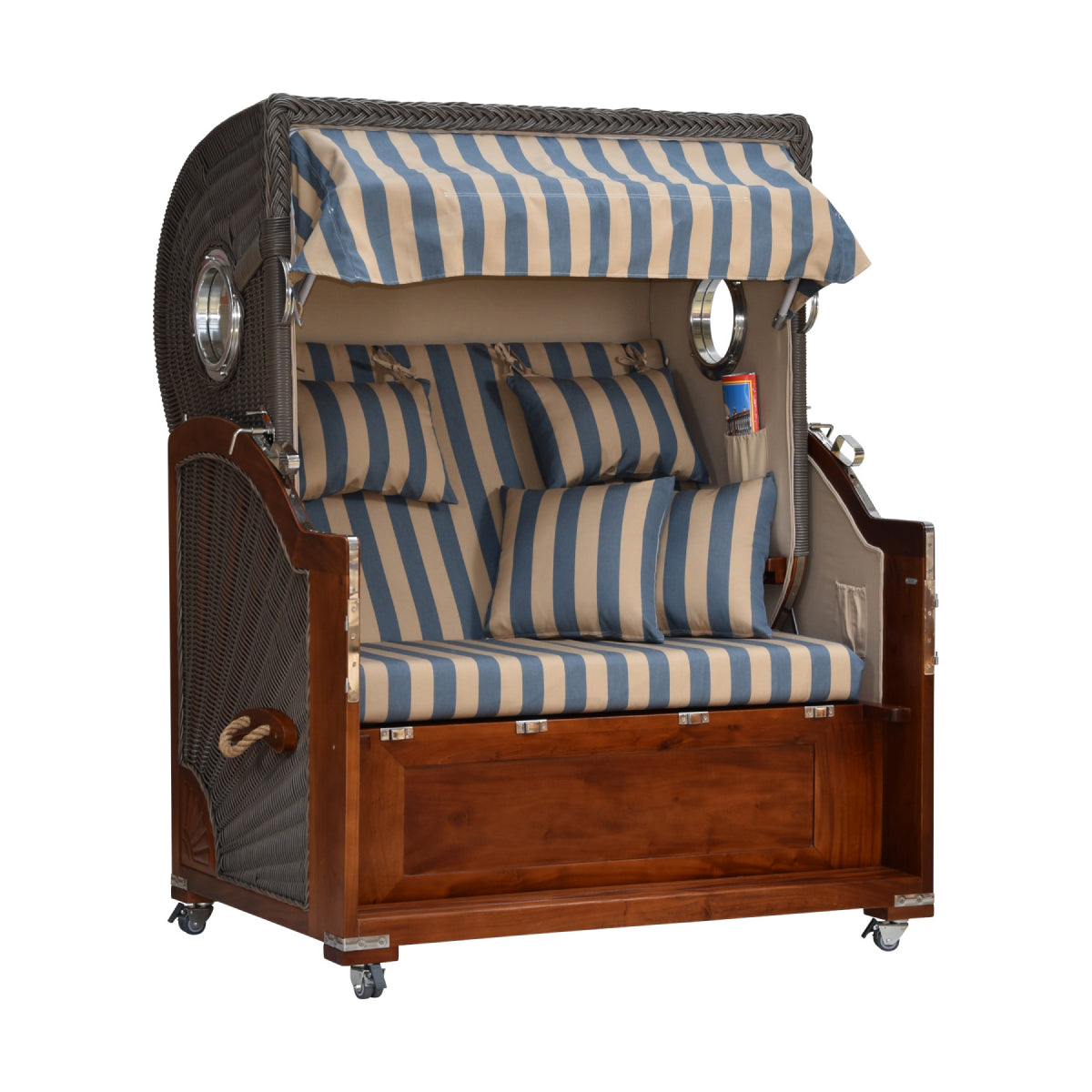 Strandkorb gestreift leicht seitliche Ansicht.