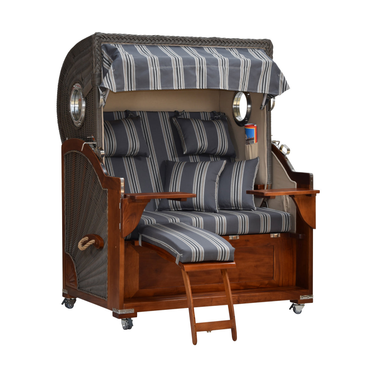 Strandkorb gestreift leicht seitliche Ansicht ausgezogene Beinstütze.