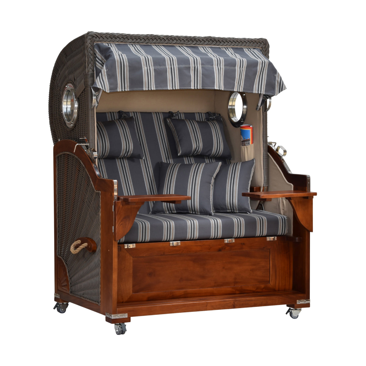 Strandkorb gestreift leicht seitliche Ansicht.