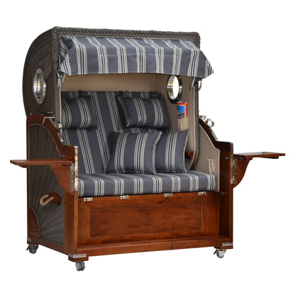 Strandkorb gestreift leicht seitliche Ansicht ausgeklappte Tische.