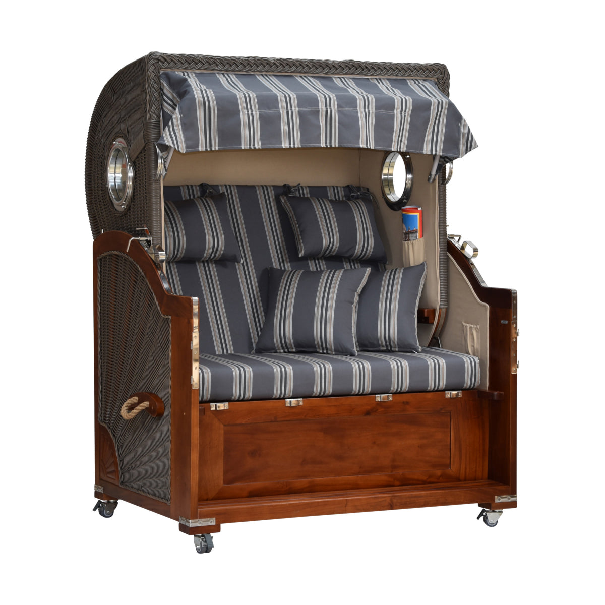 Strandkorb gestreift leicht seitliche Ansicht.