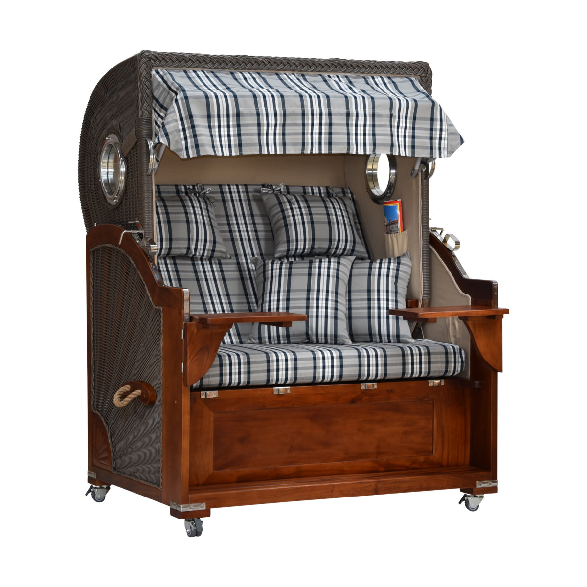 Strandkorb kariert leicht seitliche Ansicht.