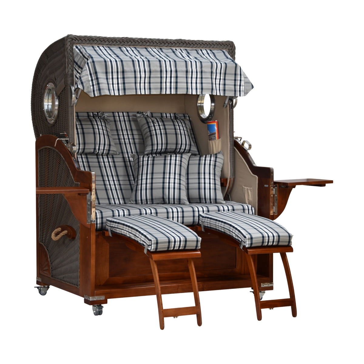 Strandkorb kariert leicht seitliche Ansicht ausgezogene Beinstützen aufgeklappte Tische.