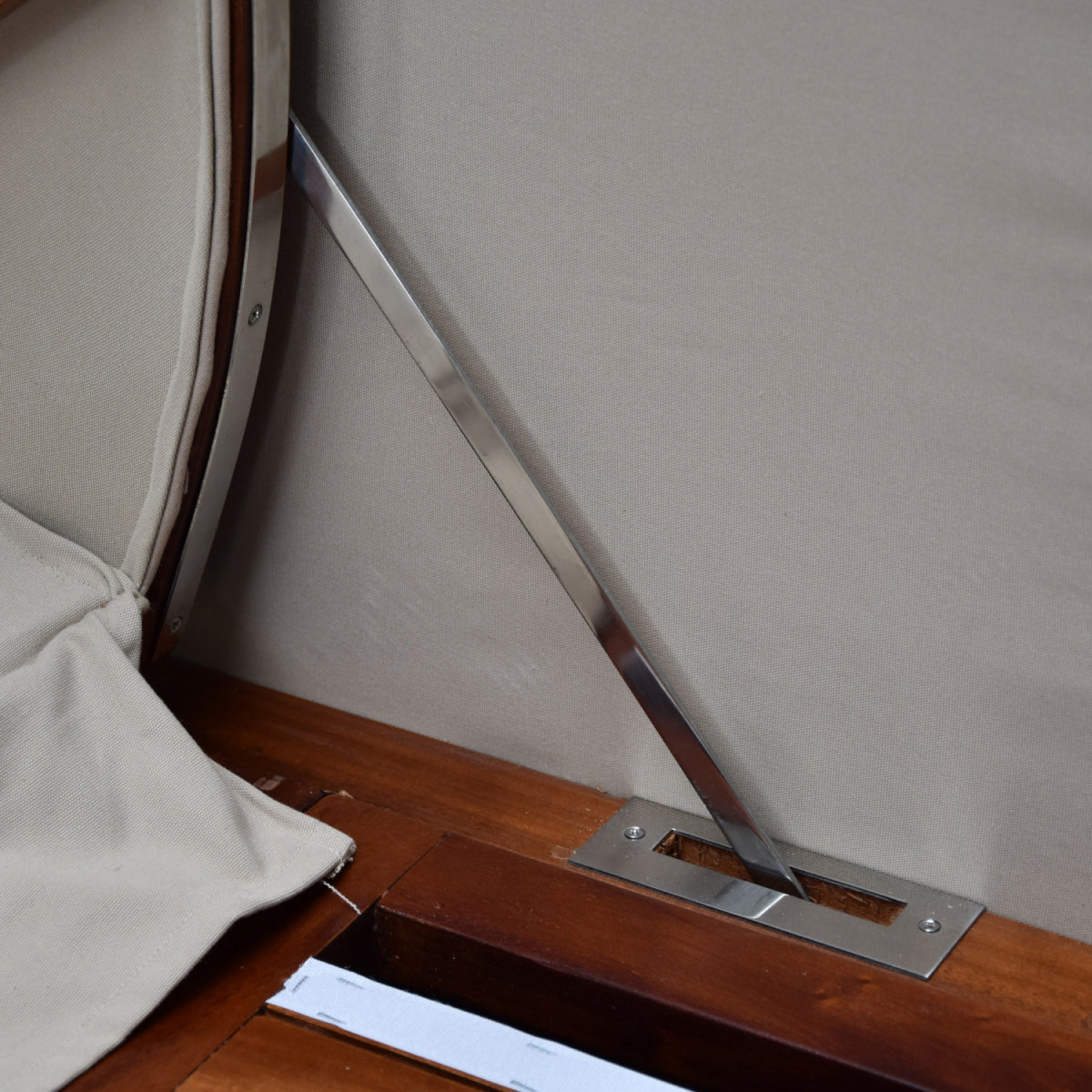 Detail Edelstahlbeschlag