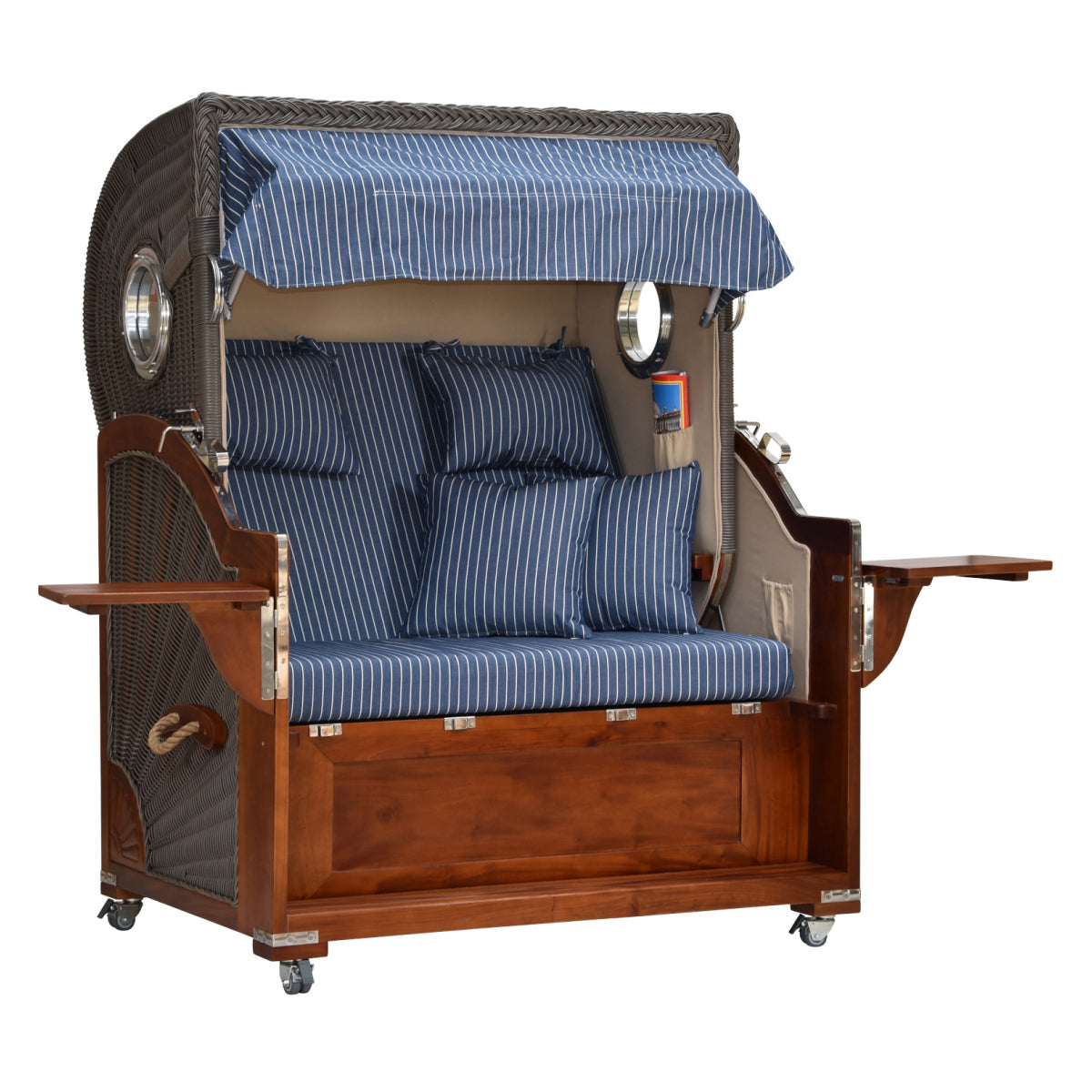 Strandkorb gestreift leicht seitliche Ansicht ausgeklappte Tische.