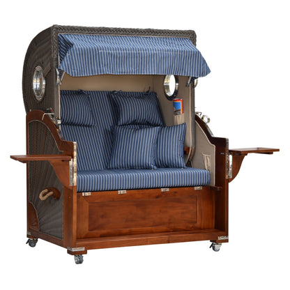 Strandkorb gestreift leicht seitliche Ansicht ausgeklappte Tische.