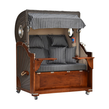 Strandkorb gestreift leicht seitliche Ansicht.