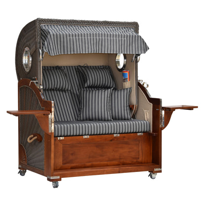 Strandkorb gestreift leicht seitliche Ansicht ausgeklappte Tische.