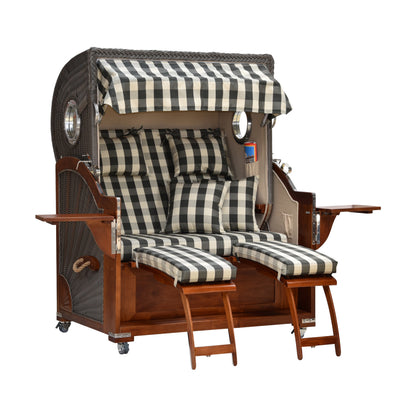 Strandkorb kariert leicht seitliche Ansicht ausgezogene Beinstützen ausgeklappte Tische.