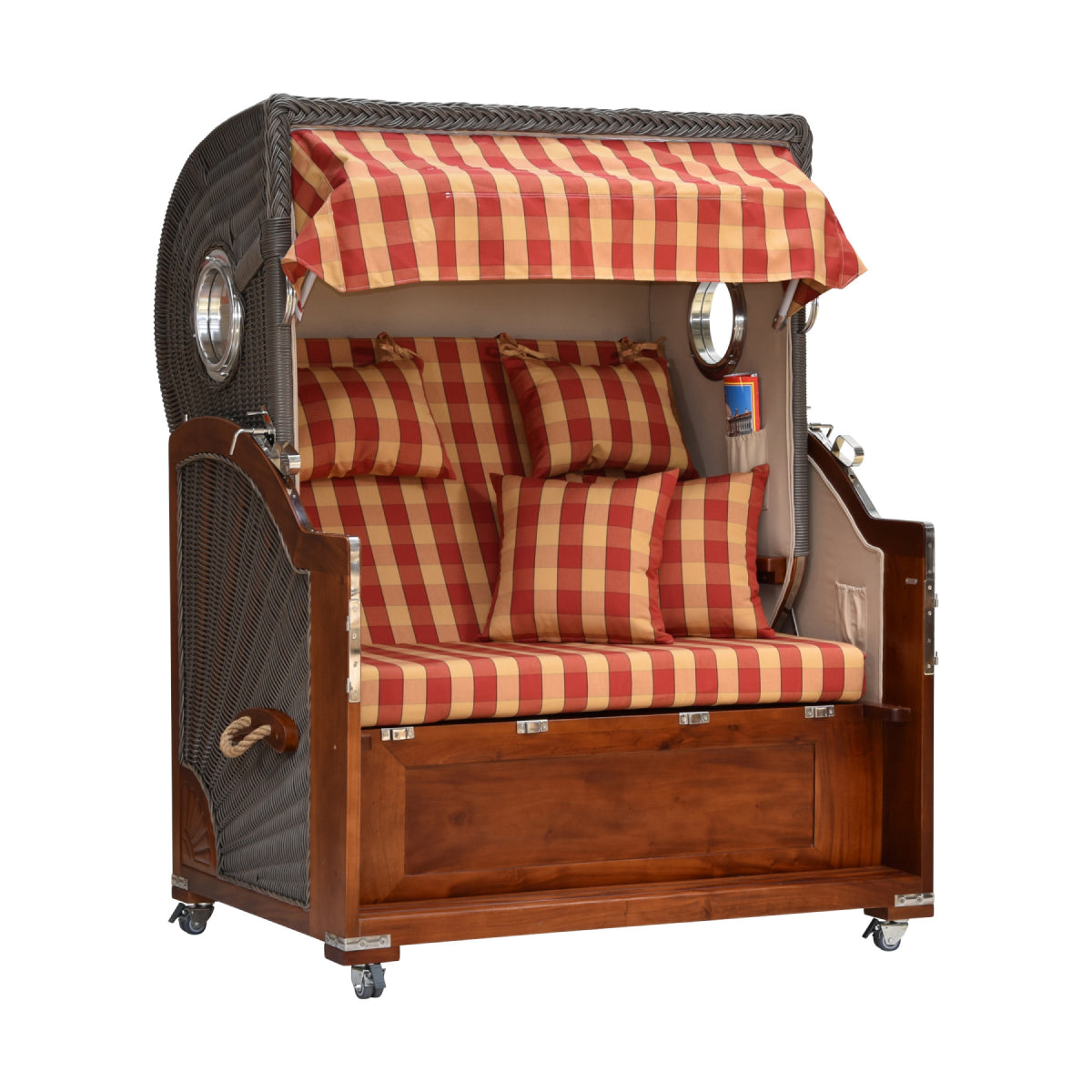 Strandkorb kariert leicht seitliche Ansicht.